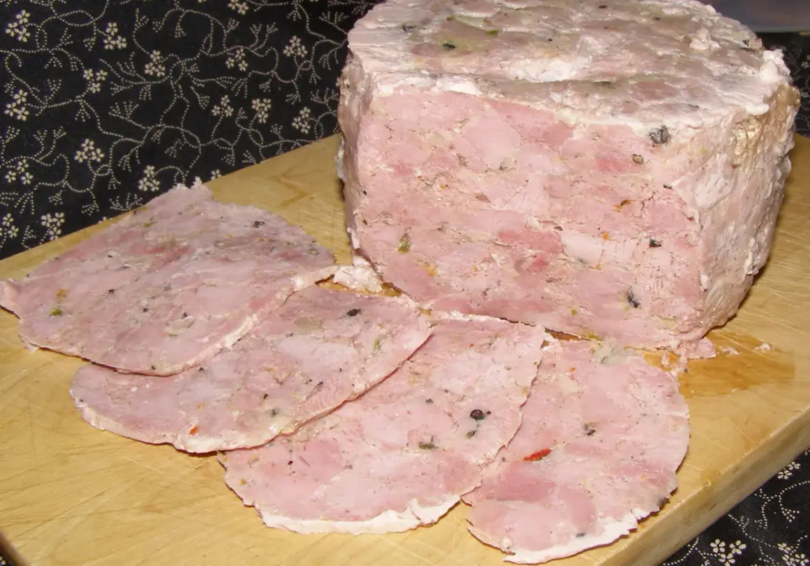 Schab z szynkowara bez peklowania, pokrojony w plastry, z widocznymi kawałkami mięsa i przypraw.