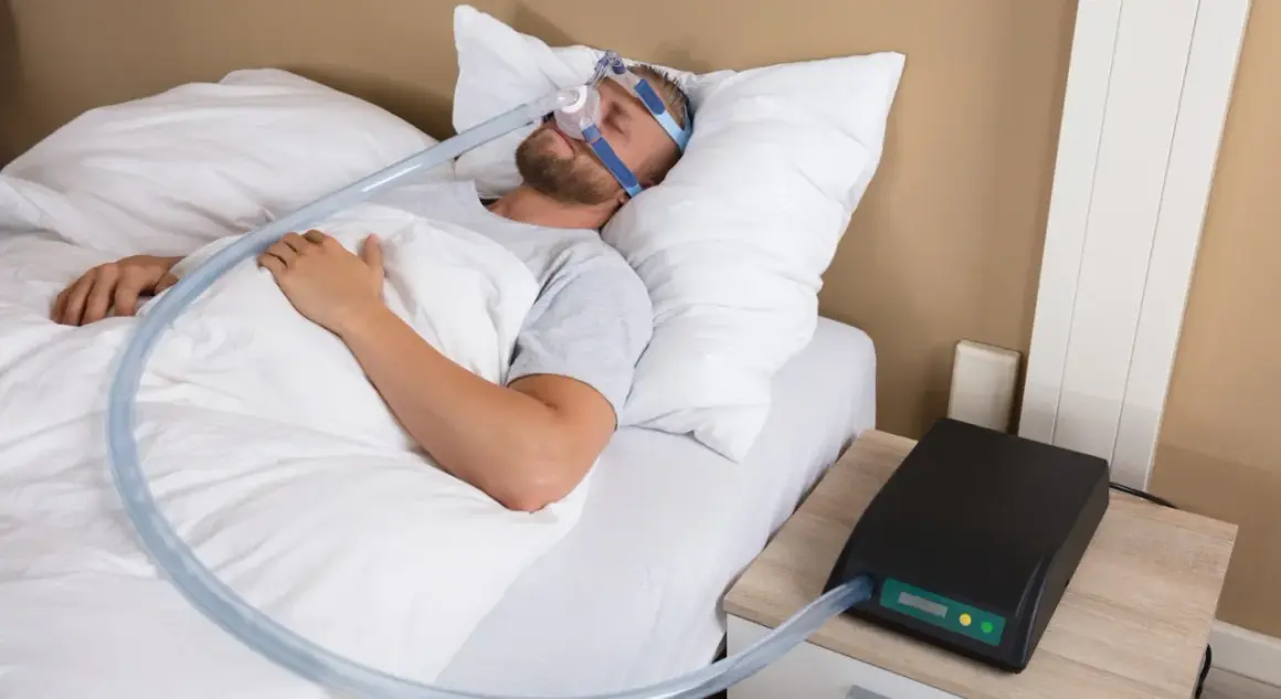 Man sover med CPAP-mask för att motverka snarkning. En bettskena kan också vara ett alternativ.
