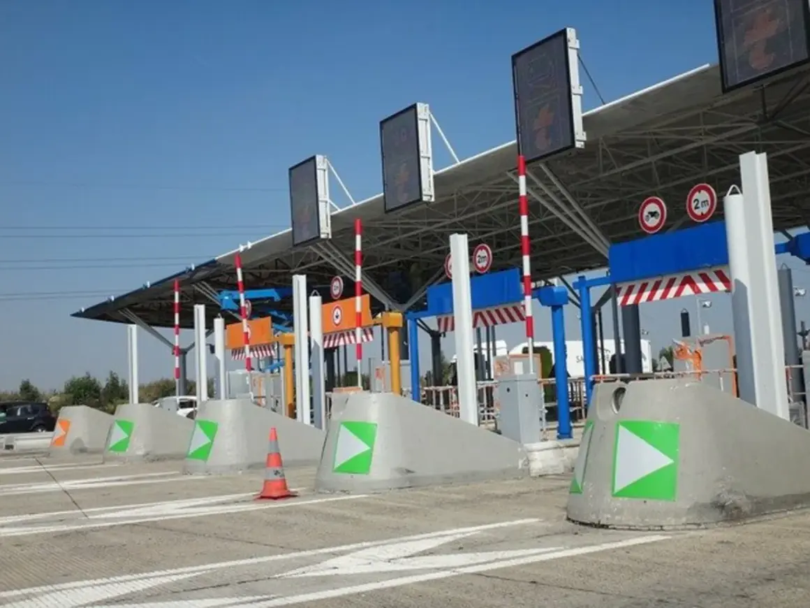 Voies de péage avec des indicateurs verts et orange. Une voie semble réservée au péage gratuit pour les handicapés.