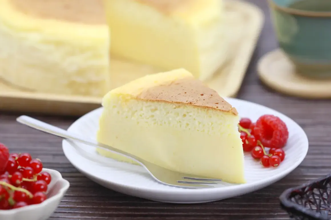 Ein Stück luftiger japanischer Cheesecake, perfekt für ein leichtes Dessert. Dieses Rezept ist einfach und gelingt immer.