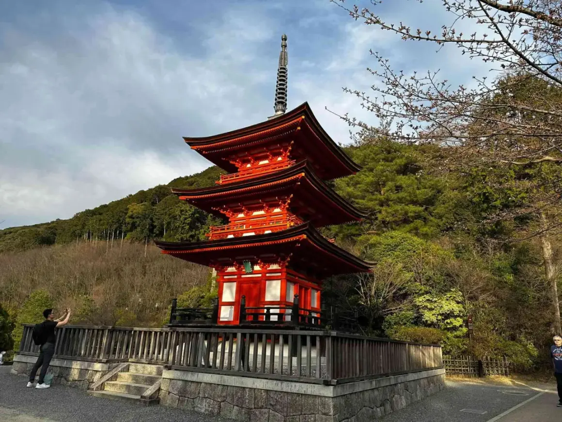 Piękna, czerwona pagoda w Japonii. Idealne miejsce na wycieczkę z biurem podróży, by poczuć ducha tego kraju.