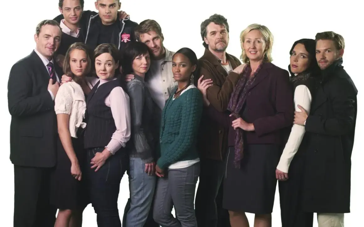 En grupp människor poserar tillsammans. Detta är rollistan i Andra Avenyn, en svensk dramaserie.