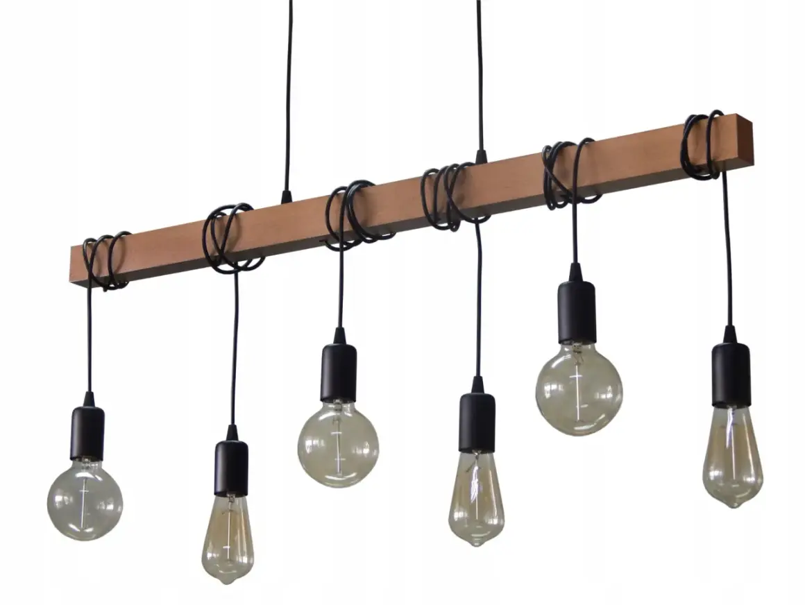 Drewniany żyrandol loft z sześcioma żarówkami w stylu retro, zawieszony na czarnych kablach.