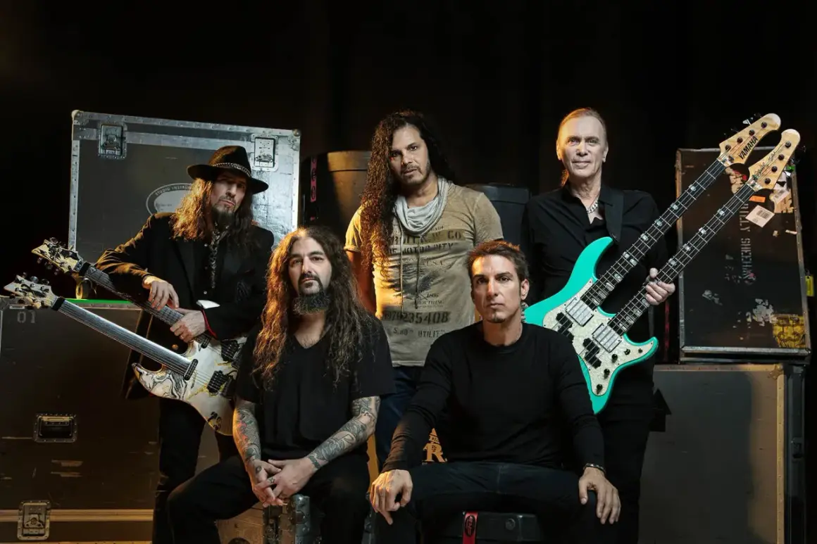 I **Sons of Apollo**, pronti a scatenare la loro musica. Cinque musicisti con chitarre e bassi, un'energia pura.