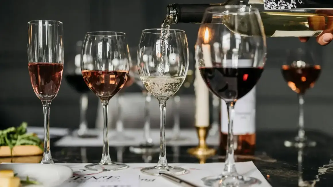 Degustacja win: różowe, białe i czerwone. Warto wiedzieć, ile procent ma wino, by docenić jego jakość.