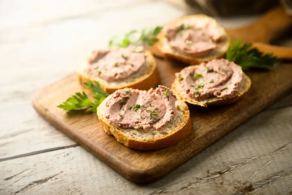 Leberwurstbrote auf Holzbrett. Vorsicht bei Leberwurst in der Schwangerschaft wegen Vitamin-A-Überdosierung.