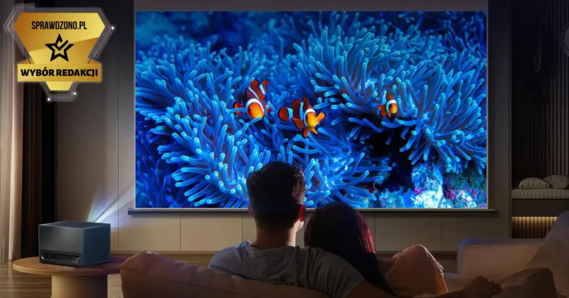 Para ogląda film z rybkami Nemo na ekranie. Niesamowita projekcja przenosi ich pod wodę.