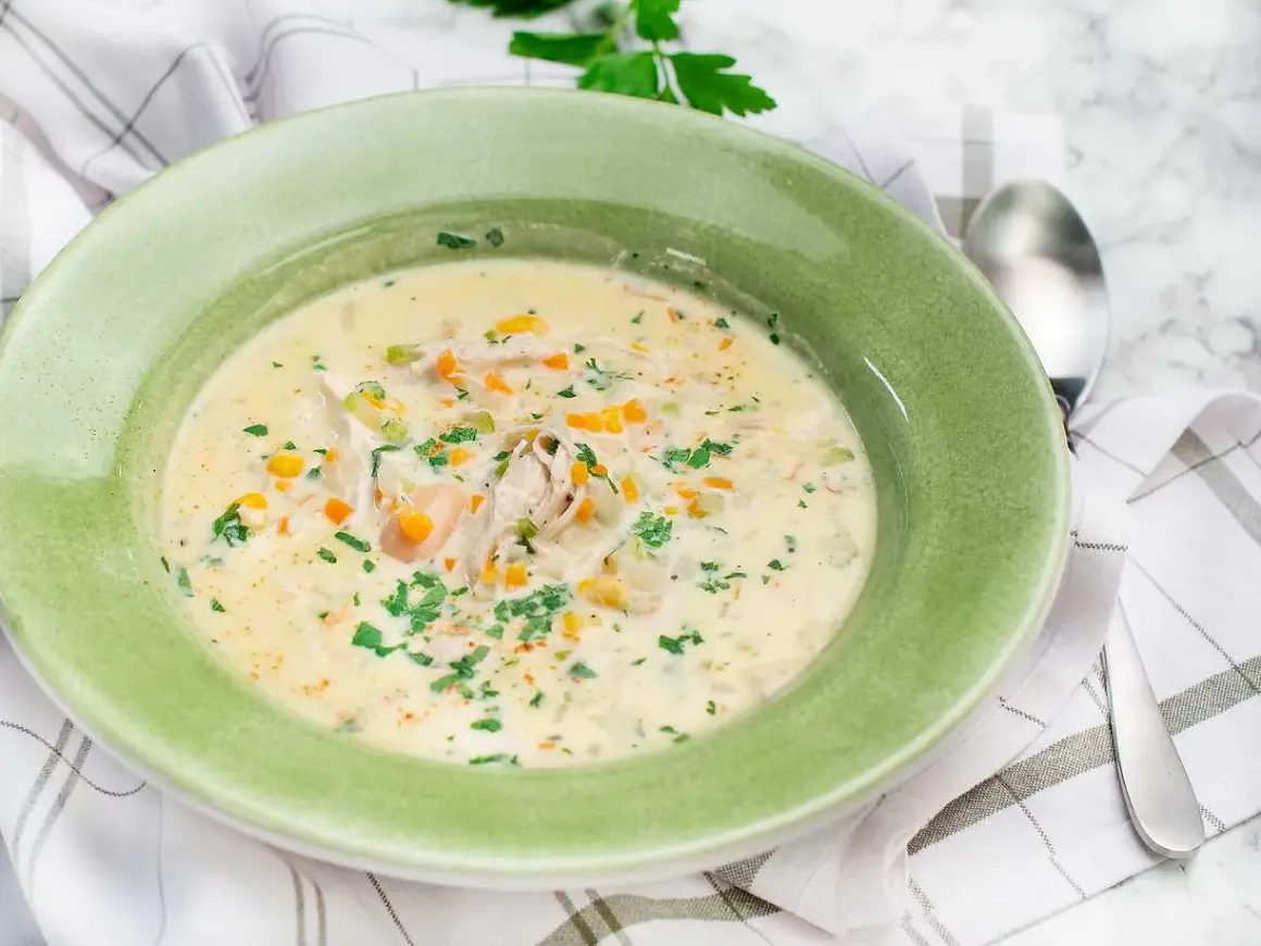 Krämig kycklingsoppa med morötter och persilja, perfekt för ett värmande kycklingsoppa recept.