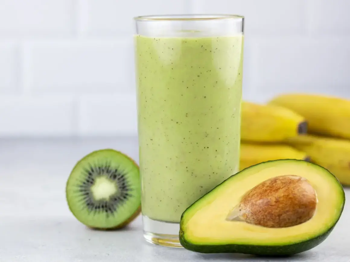Zielony koktajl z awokado, kiwi i bananów. Pyszny i zdrowy napój.