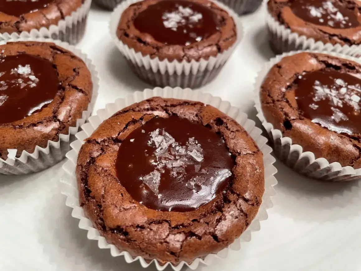 Kladdmuffins med chokladkola, toppade med flingsalt. Perfekta för fikat!