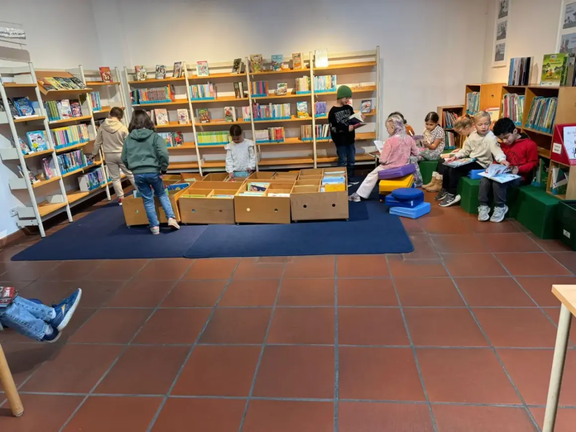 Kinder entdecken in der Bibliothek Wiehl spannende Bücher.