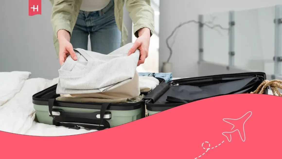 Persona doblando ropa para aprender como hacer una maleta para ahorrar espacio.