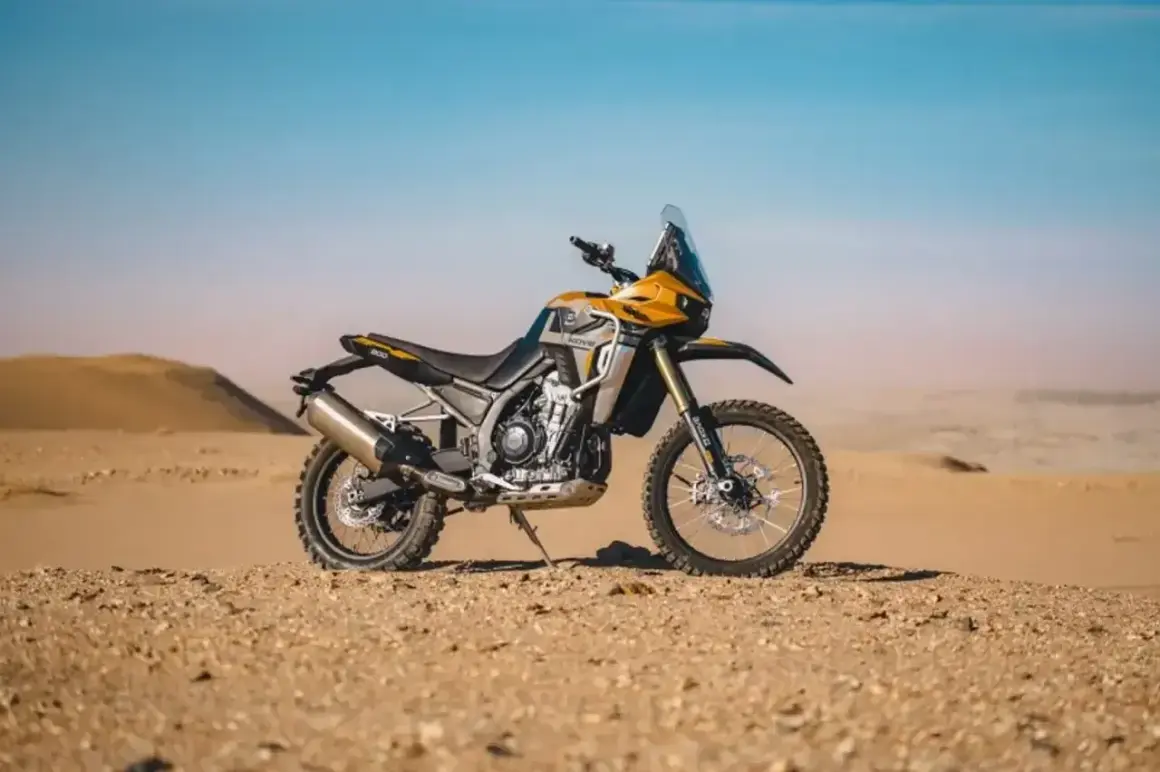 Żółto-czarny motocykl Kove 800x Rally gotowy na pustynne wyzwania.