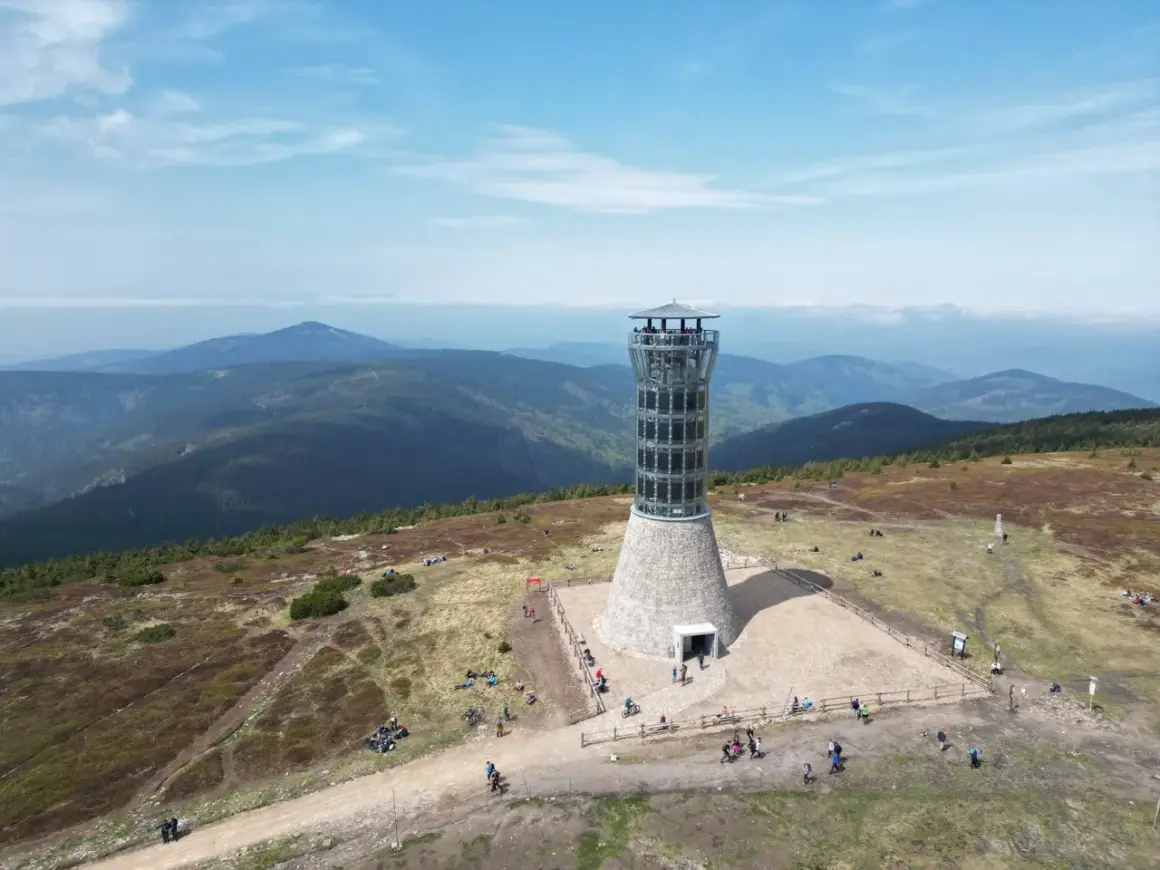 Wieża widokowa na Śnieżniku, gdzie hasające zające mogłyby podziwiać panoramę gór.
