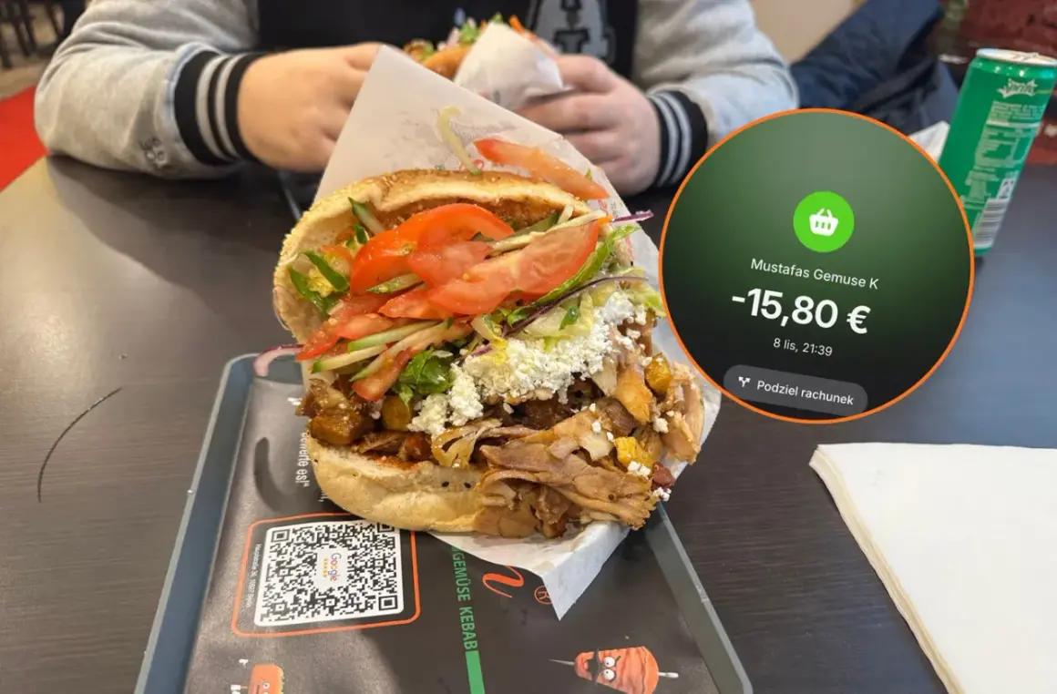 Pyszny kebab w Mustafas Gemüse K w Berlinie kosztuje 15,80 €. Obok rachunku widać świeże składniki i mięso.