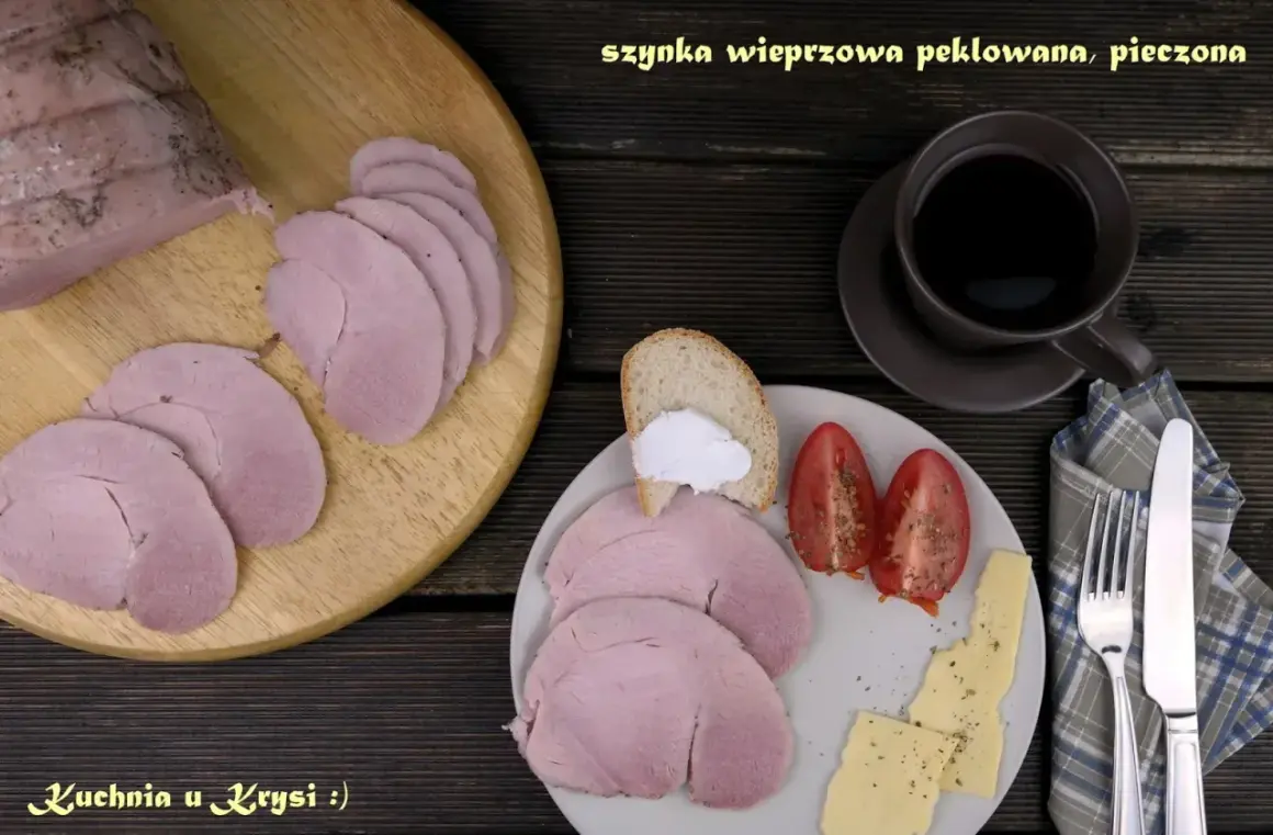 Pyszna, pieczona szynka wieprzowa, pokrojona w plastry, podana z pieczywem, pomidorami i serem. Idealna na śniadanie.
