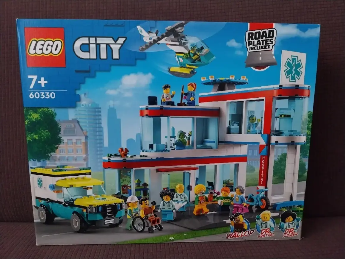 Zestaw LEGO City 60330: Szpital z karetką i helikopterem ratunkowym. Ratuj pacjentów w miejskim szpitalu!