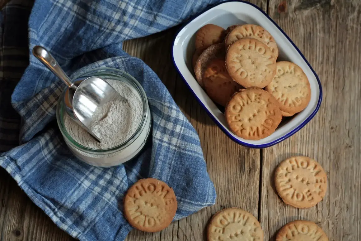 Domowe ciastka z mąki gryczanej, z napisem "HOME MADE", obok słoika z mąką i miarką.