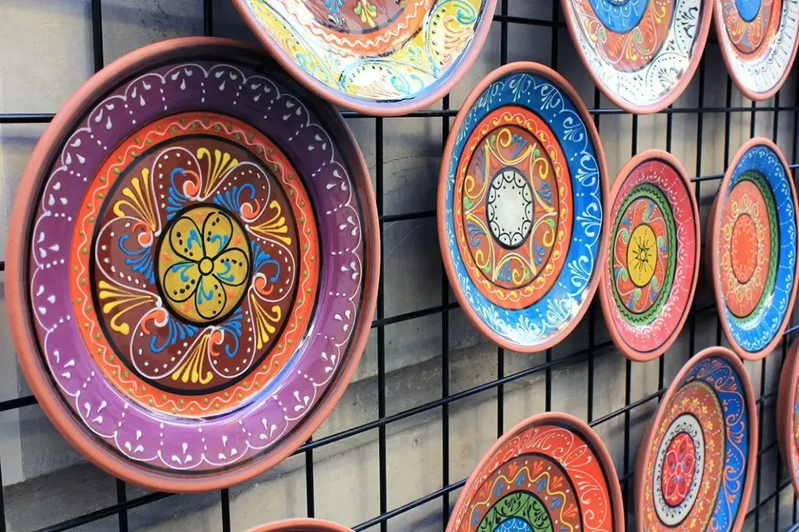 Kolorowe, ręcznie malowane talerze ceramiczne, idealne jako pamiątka – co przywieźć z Hiszpanii.