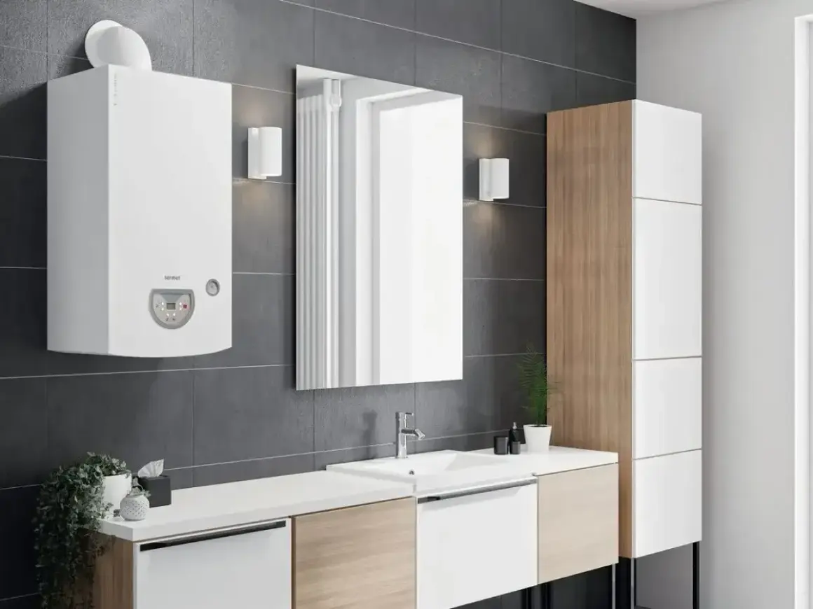 Nowoczesna łazienka z wiszącym piecykiem gazowym. Elegancka armatura i minimalistyczne meble tworzą komfortową przestrzeń.