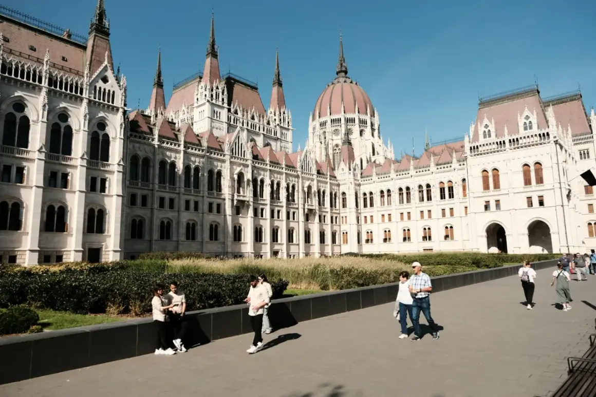 Spacer po Budapeszcie. Wspaniała architektura i piękne ceny w budapeszcie zachęcają do zwiedzania.
