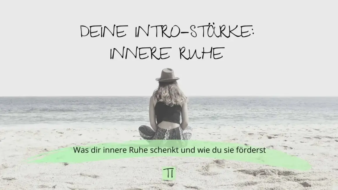 Eine Frau sitzt am Strand, umgeben von der Weite des Meeres. Sie strahlt eine tiefe innere Ruhe aus, die ihr wahre Stärke verleiht.