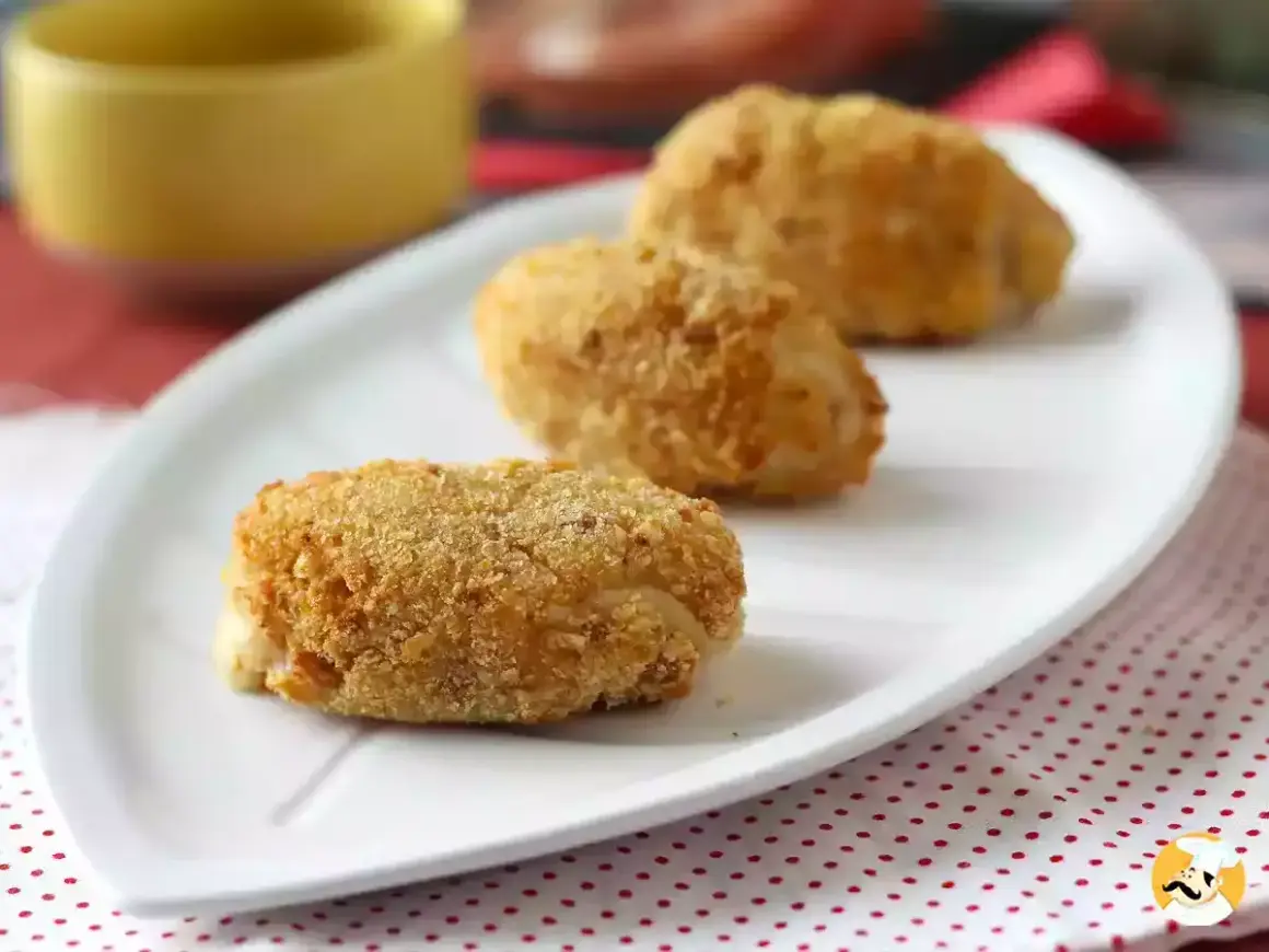 Trois croquetas espagnoles dorées et croustillantes sur une assiette blanche.