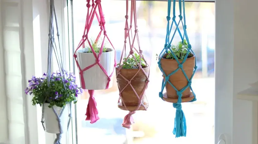 Z czego zrobić kwietnik DIY? Drewno, makrama, recykling pomysły.