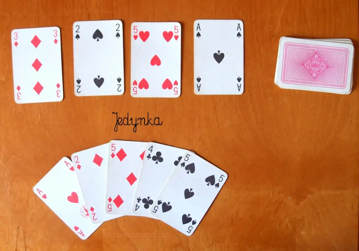Karty do gry ułożone w kolejności: 3 karo, 2 pik, 5 kier, A pik. Poniżej ręka: A kier, 2 kier, 5 karo, 4 trefl, 5 pik. Widoczna hierarchia kart.