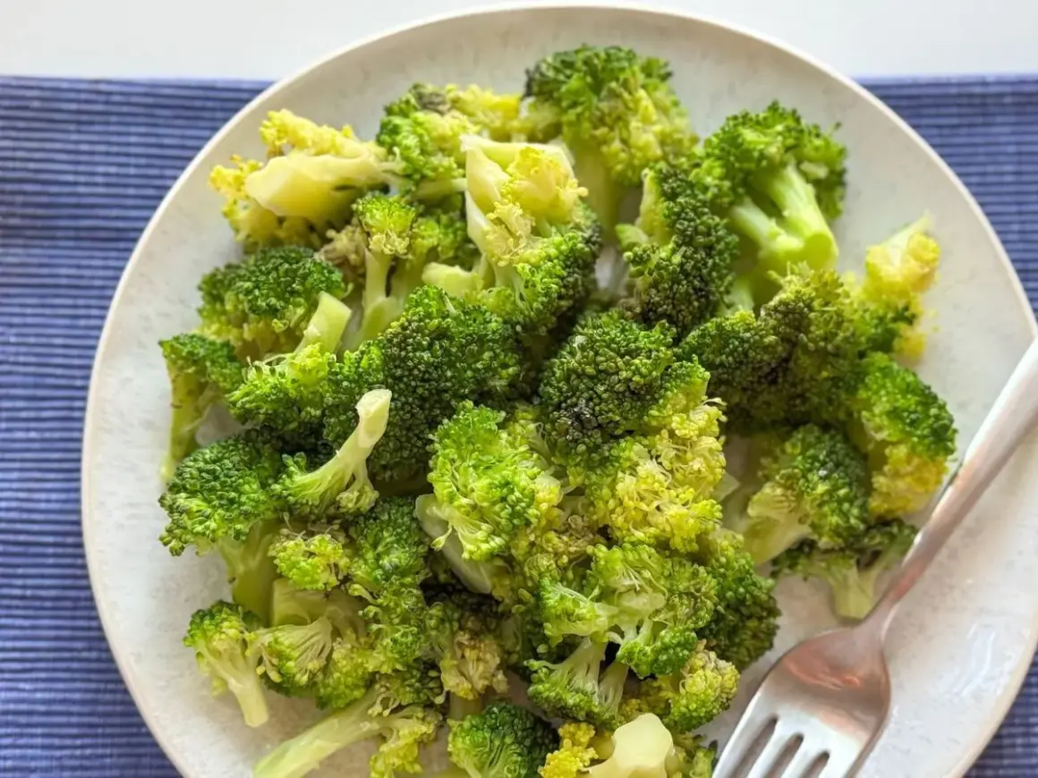 Brocoli cocido al dente, listo para disfrutar. El tiempo de cocción perfecto para mantener su color y nutrientes.