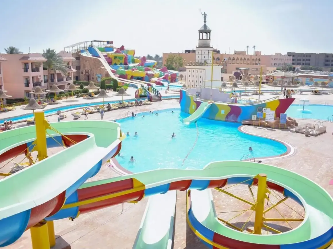 Kolorowe zjeżdżalnie wodne i baseny w Parrotel Aqua Park Resort. Statek piracki z wieżą i mnóstwem atrakcji dla całej rodziny.