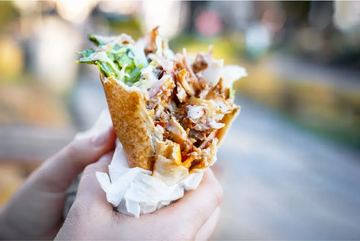 Ile kalorii ma kebab w bułce? Sprawdź i jedz lżej!
