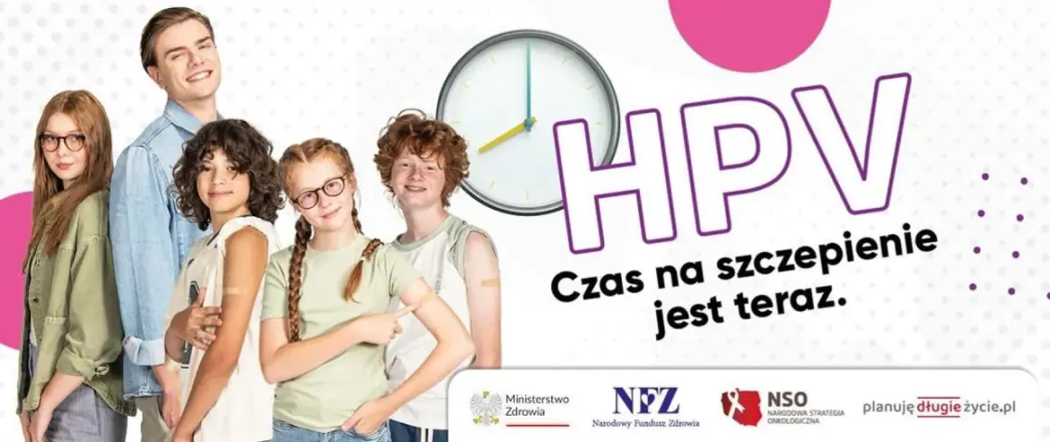 Grupa młodych ludzi z plastrami po szczepieniu. Hasło "Czas na szczepienie HPV jest teraz" zachęca do profilaktyki.