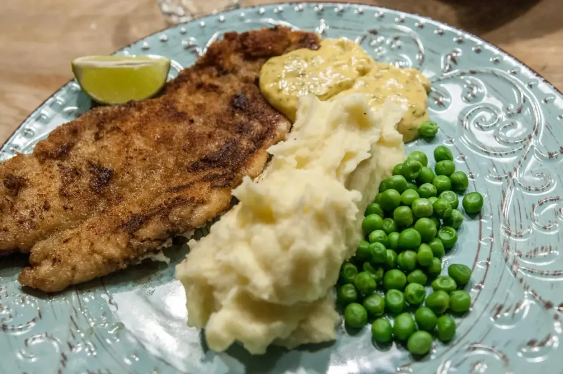 Panerad fisk med krämigt potatismos, gröna ärtor och en klick remouladsås. En klassisk och god måltid.