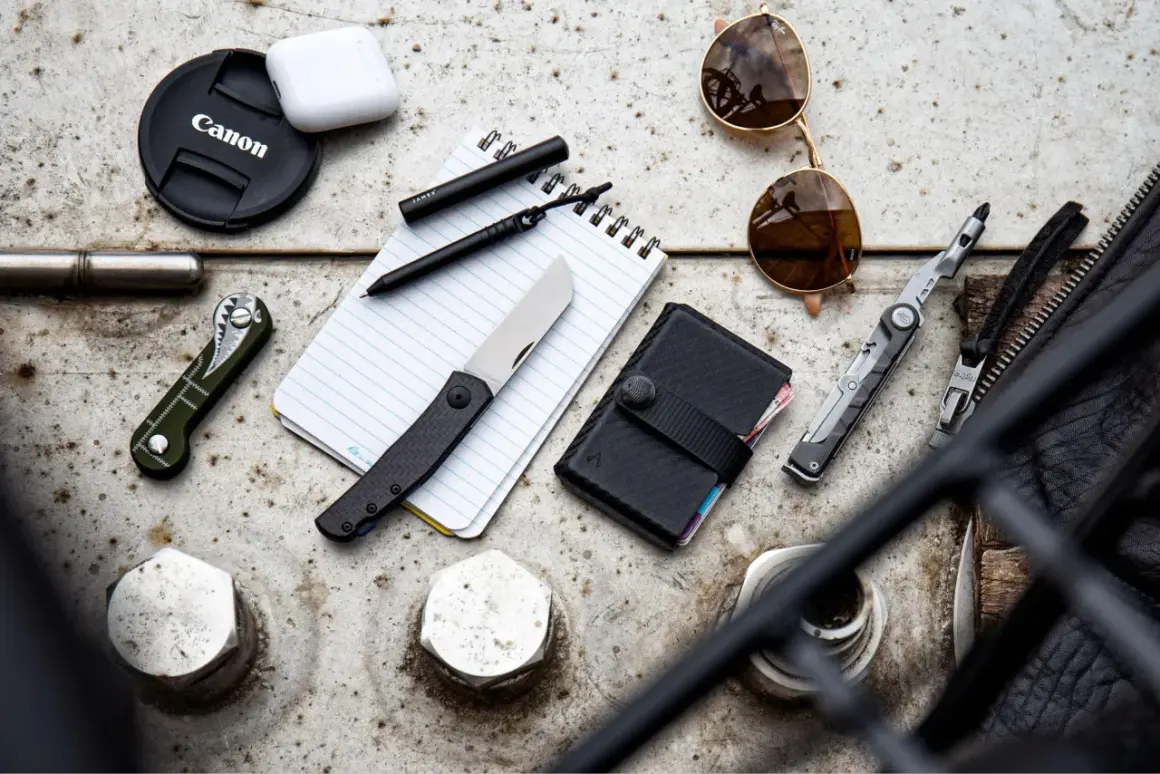 Navaja, cartera, gafas de sol, AirPods y más, todo listo para el **edc urbano**.