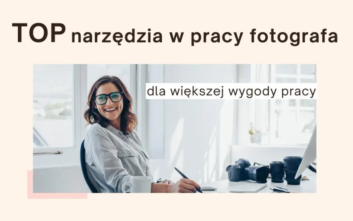 Uśmiechnięta fotografka przy biurku z aparatem i obiektywami. Idealny profesjonalny program do obróbki zdjęć dla fotografów ułatwi jej pracę.
