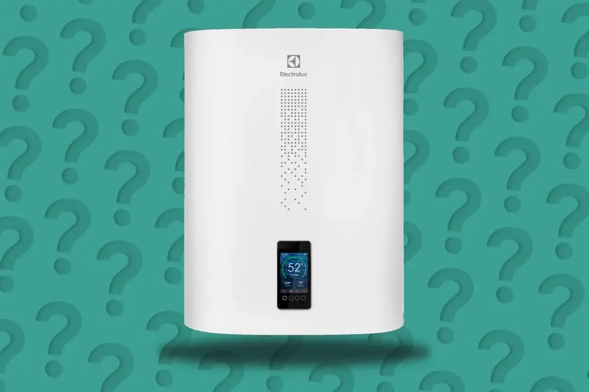 Bojler elektryczny Electrolux z cyfrowym wyświetlaczem. Czy bojler elektryczny powinno się wyłączać? Tysiące znaków zapytania sugeruje dylemat.