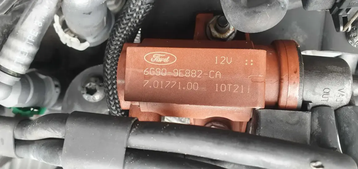 Zawór podciśnienia turbiny Ford Focus 1.6 TDCI, widoczny na zdjęciu, jest kluczowym elementem sterującym pracą turbosprężarki.