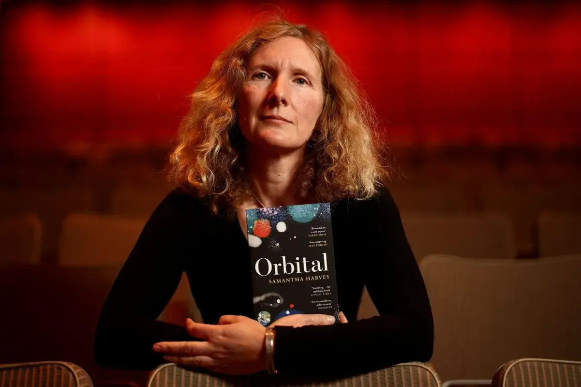Samantha Harvey, autorka nominowana do nagrody Bookera 2023, trzyma swoją książkę "Orbital".