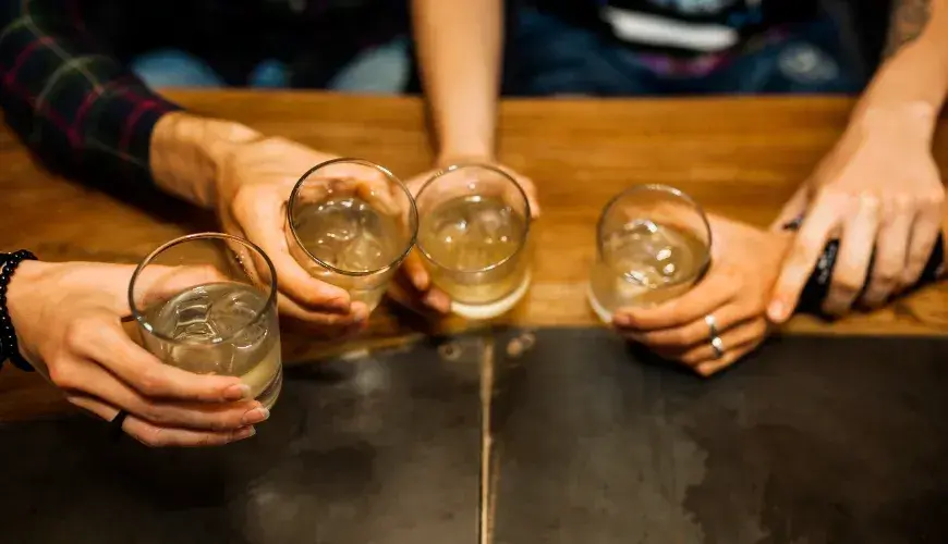 Kreatyna i alkohol: Czy to połączenie sabotuje Twoje wyniki?