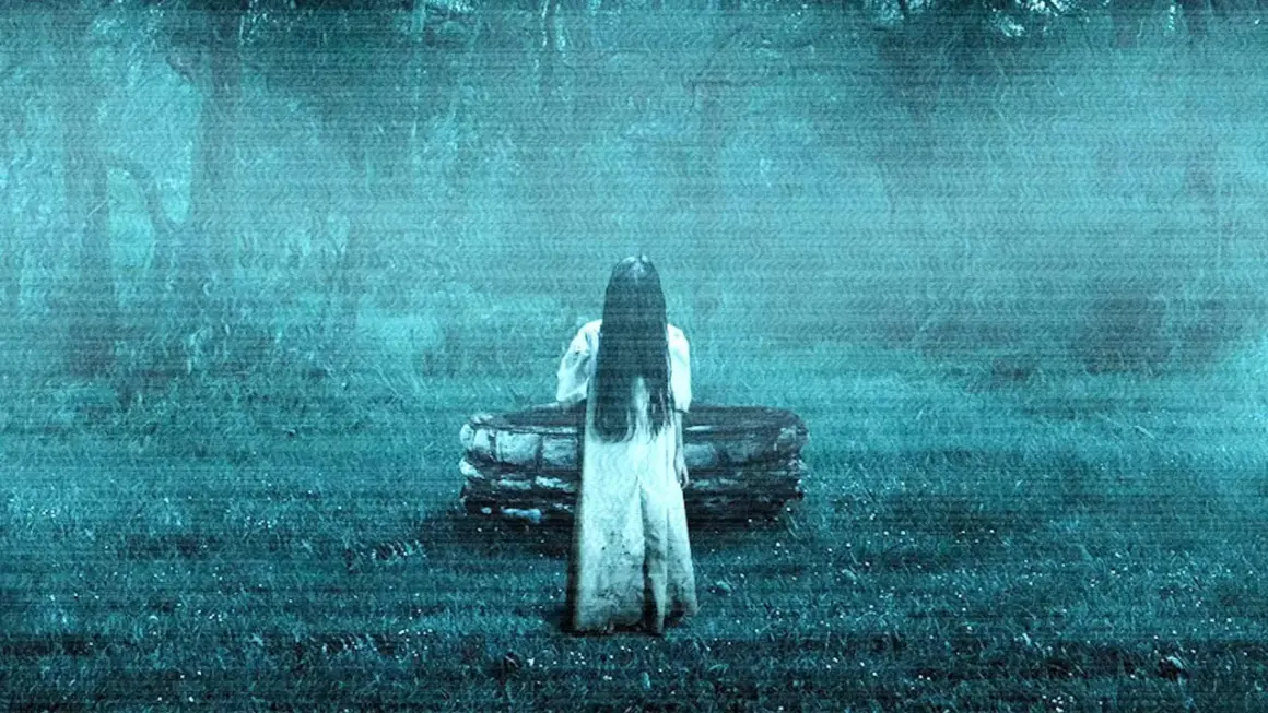Dziewczynka w białej sukience stoi przy studni. To kadr z filmu o zjawiskach paranormalnych na faktach, który mrozi krew w żyłach.