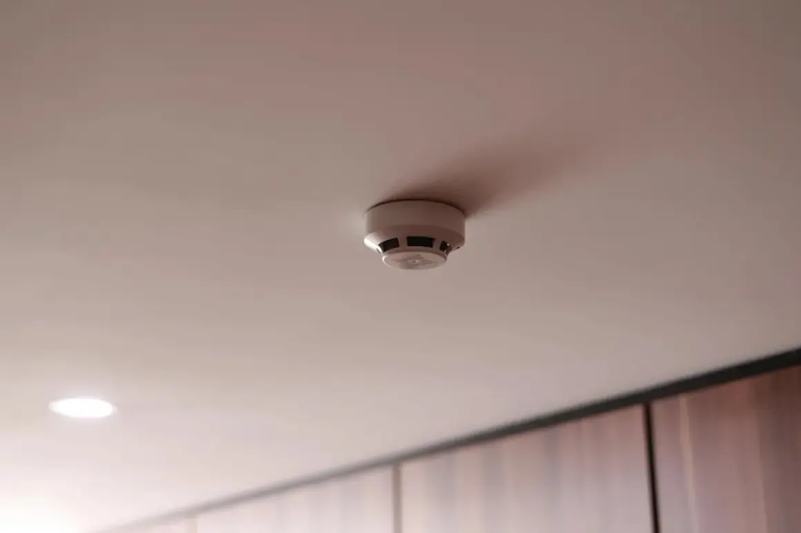 Ein weißer Rauchmelder an der Decke. Sein Alter feststellen ist wichtig für die Sicherheit.