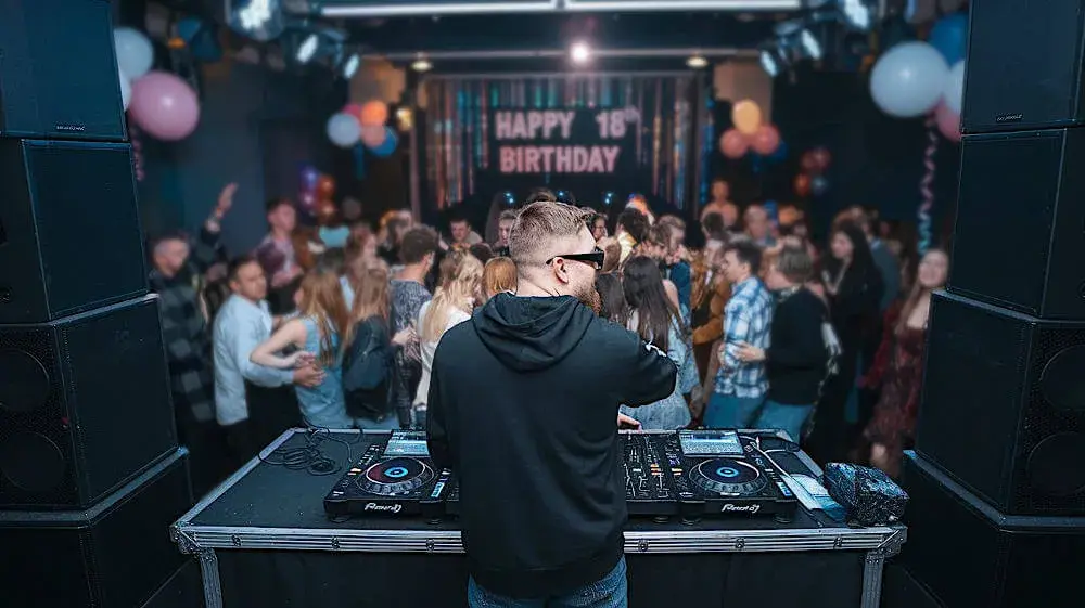 Ile bierze DJ za 18? Sprawdź ceny i co wpływa na koszty