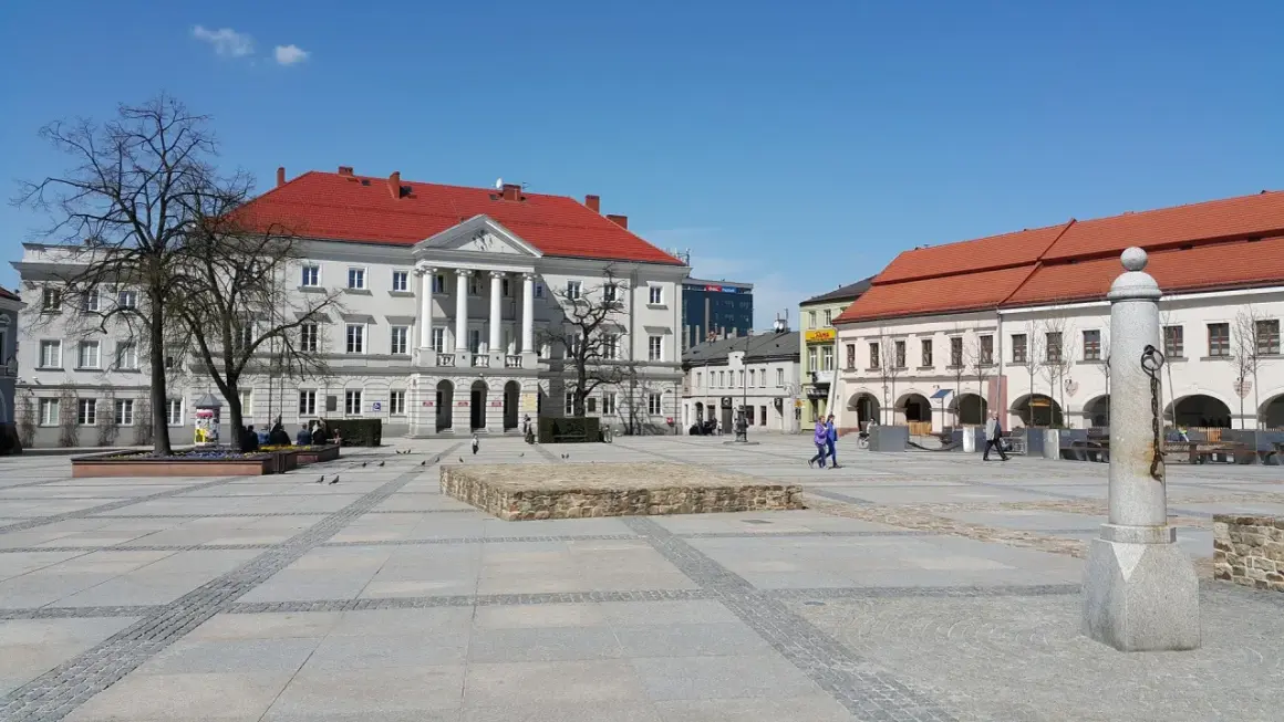 Rynek w Kielcach, z piękną architekturą, to miejsce, z czego słyną Kielce. Spacer po nim to przyjemność.