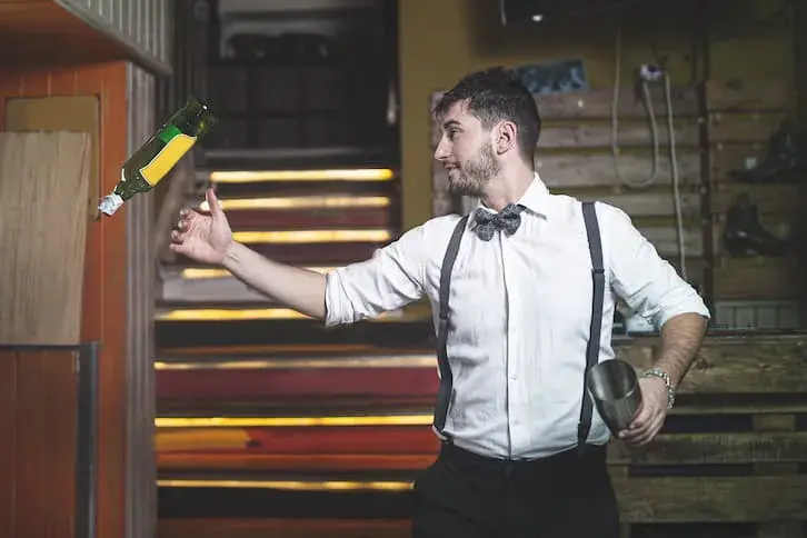 Ile kosztuje barman na wesele? Sprawdź, co wpływa na ceny usług