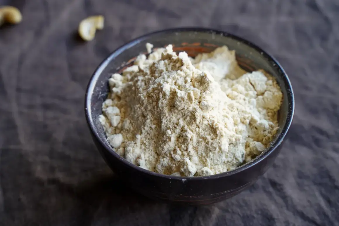 Schüssel mit hellem Proteinpulver. Man kann Proteinpulver erhitzen, um es in Backwaren zu verwenden.
