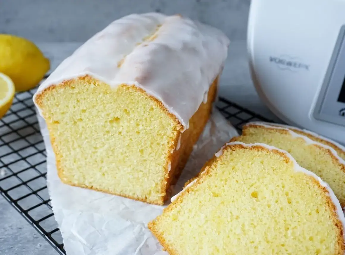 Saftiger Zitronenkuchen, frisch aus dem Thermomix, mit Zuckerguss und Zitronenscheiben.