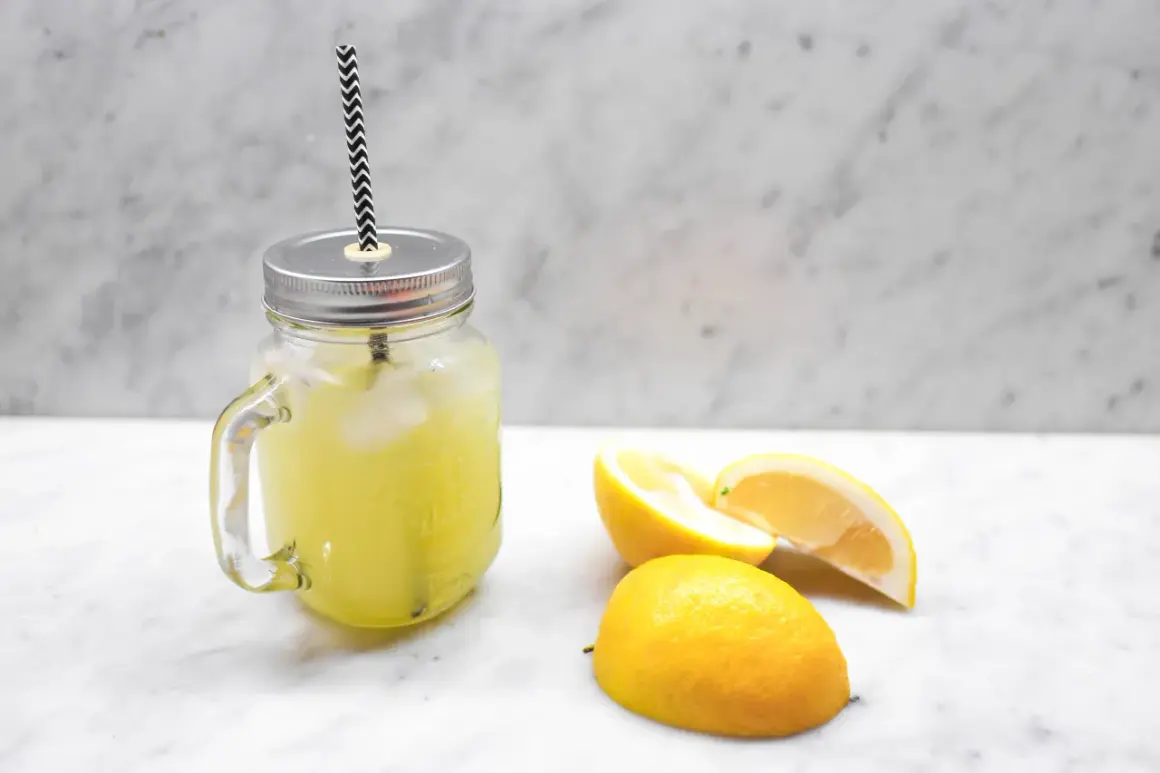 En burk med hemgjord lemonad, is och citronskivor. Perfekt för ett enkelt lemonad recept.