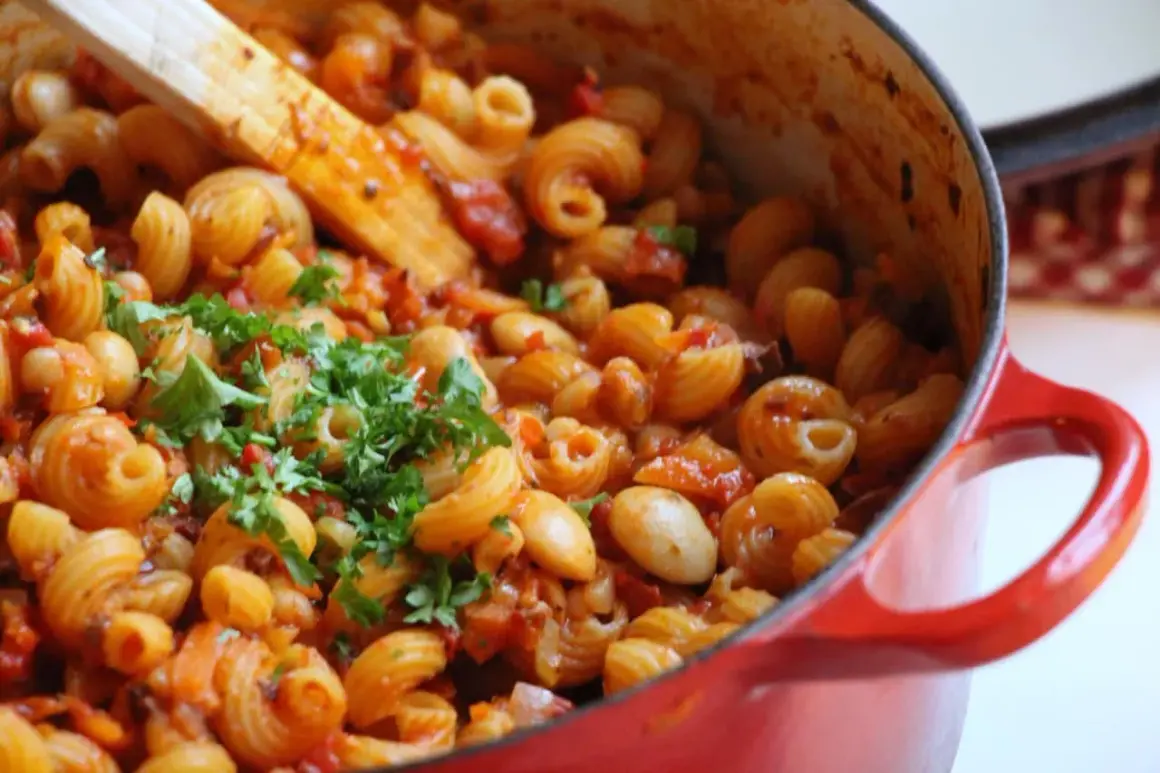 En mustig italiensk pasta vegetarisk gryta med bönor och kikärtor, toppad med färsk persilja.