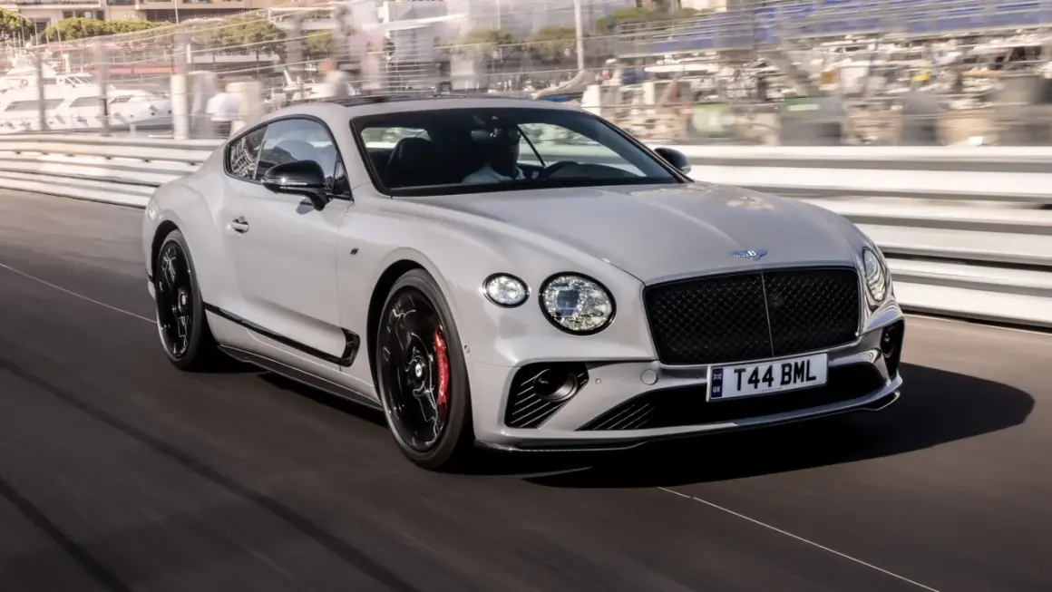Szary Bentley Continental GT na torze wyścigowym. Sprawdź aktualną bentley continental gt cena i poczuj moc!